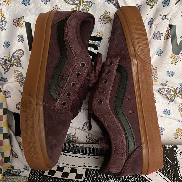 Vans Men’s Chukka Low Sid
Port/Gum
VN0A5KQZK10
Sneakers - Picture 12 of 16